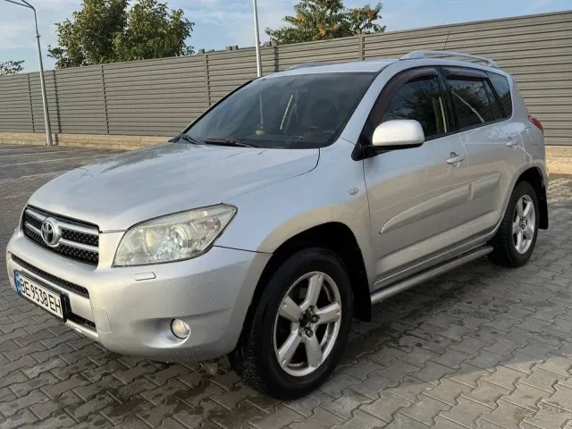 Toyota RAV4 - фото 1