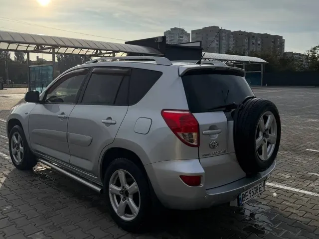 Toyota RAV4 - фото 2
