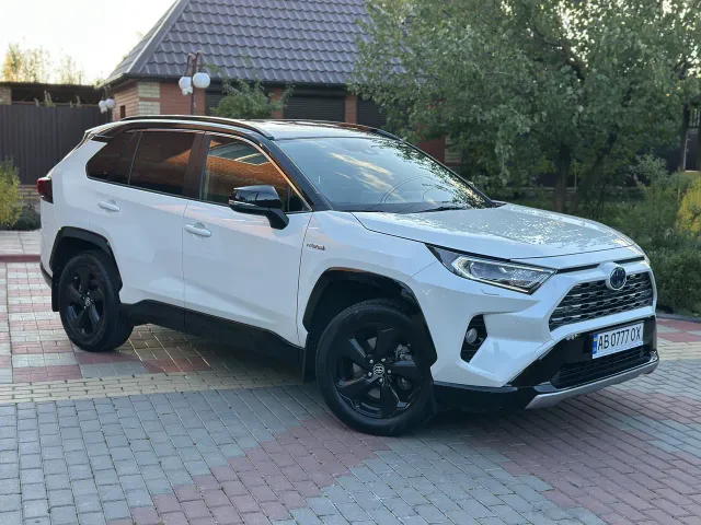 Toyota RAV4 - фото 1