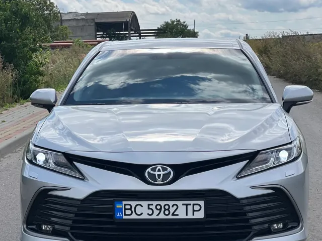 Toyota Camry - фото 1