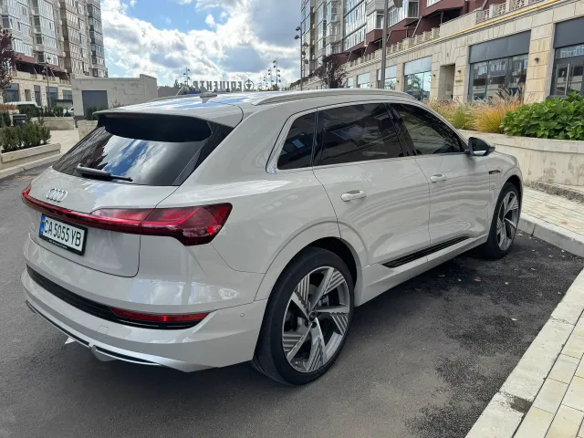 Audi e-tron - фото 4