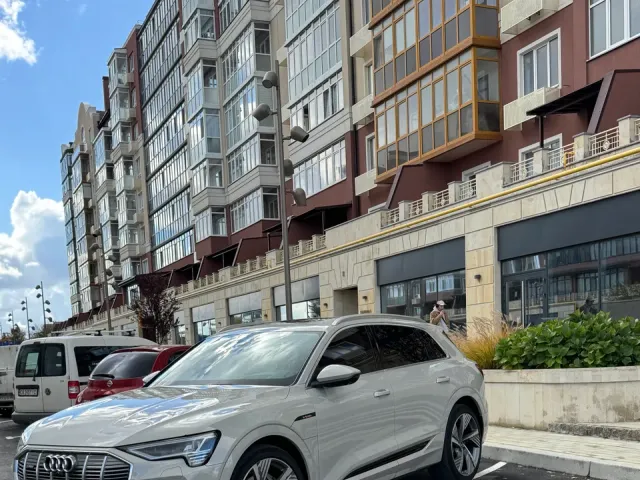 Audi e-tron - фото 2