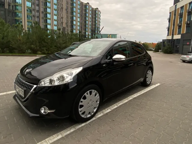 Peugeot 208 - фото 1
