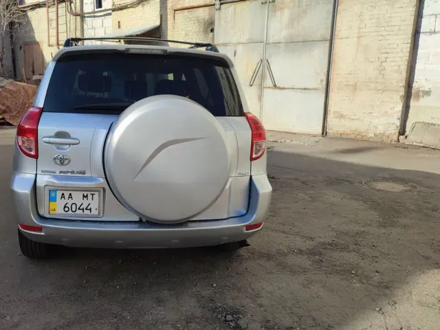 Toyota RAV4 - фото 2