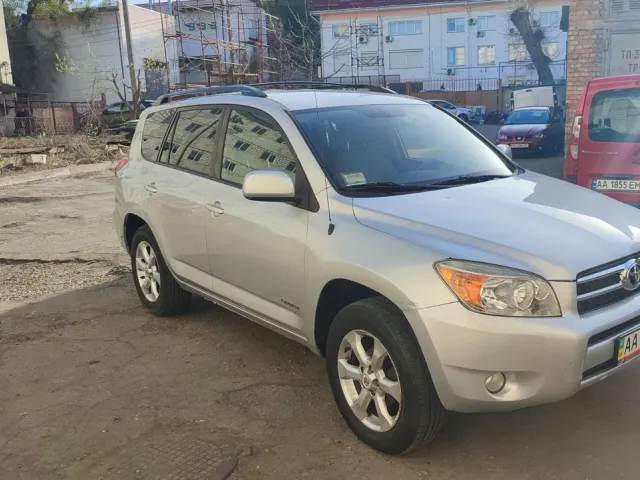Toyota RAV4 - фото 1
