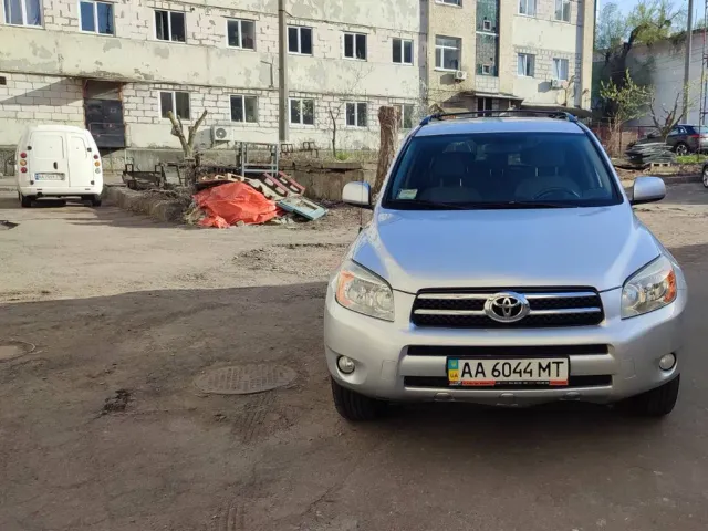 Toyota RAV4 - фото 3