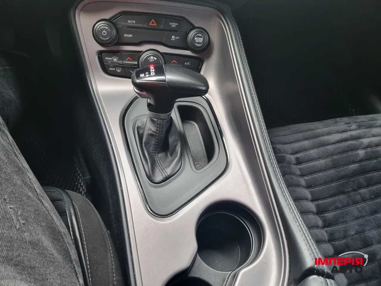 Dodge Challenger - фото 12