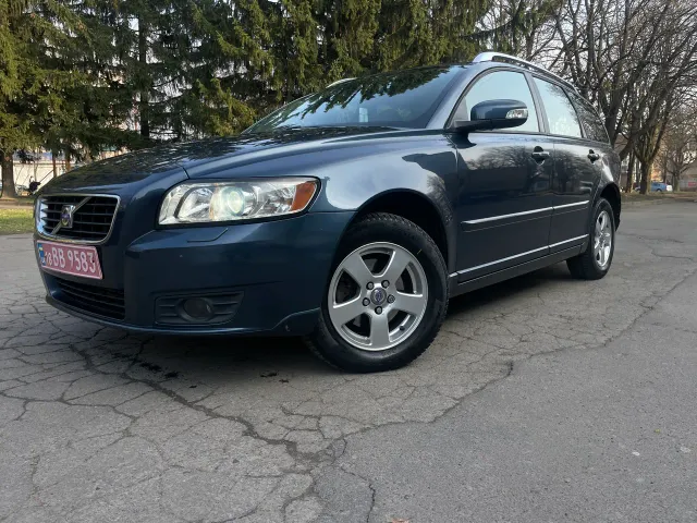 Volvo V50 - фото 1