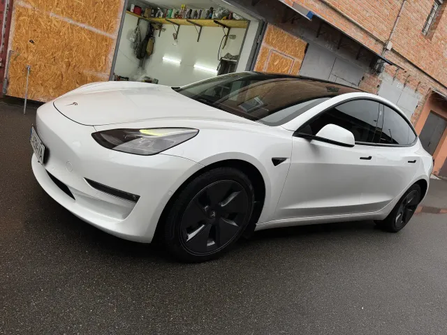 Tesla Model 3 - фото 1
