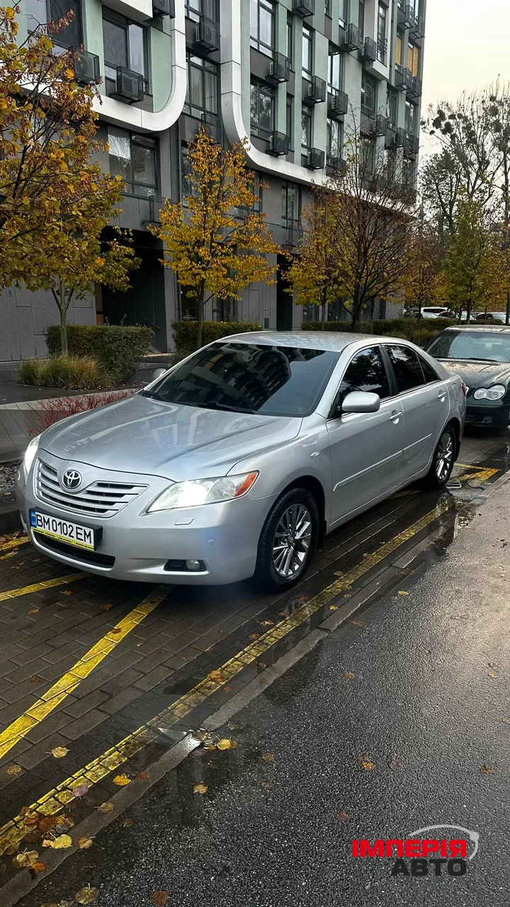 Toyota Camry - фото 1