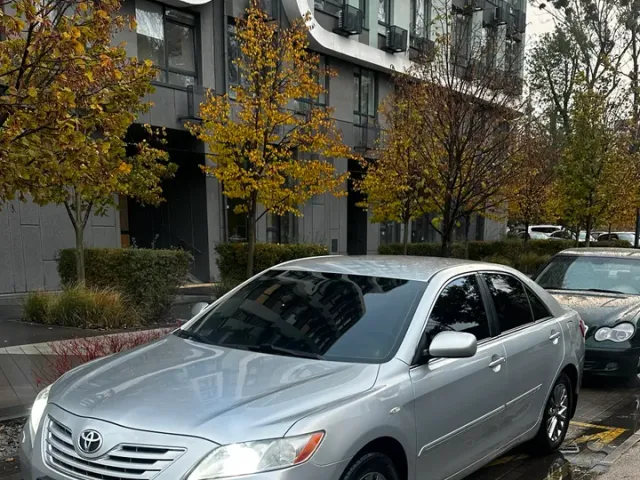 Toyota Camry - фото 1