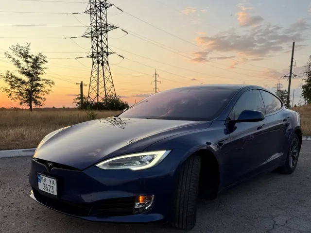 Tesla Model S - фото 1