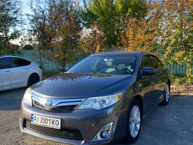 Toyota Camry - фото 1
