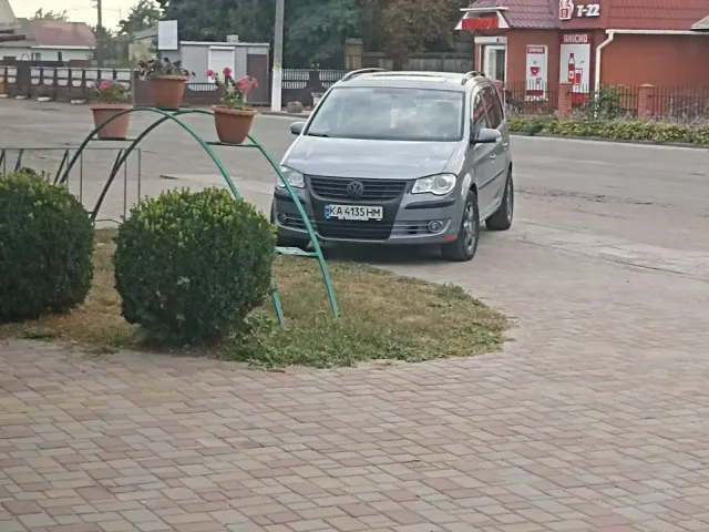 Volkswagen Touran - фото 2