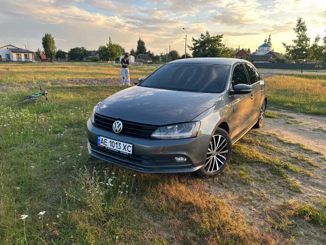 Volkswagen Jetta - фото 1