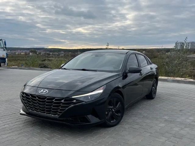 Hyundai Elantra - фото 1