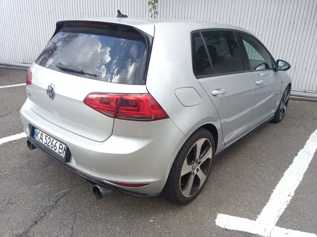 Volkswagen Golf GTI - фото 3