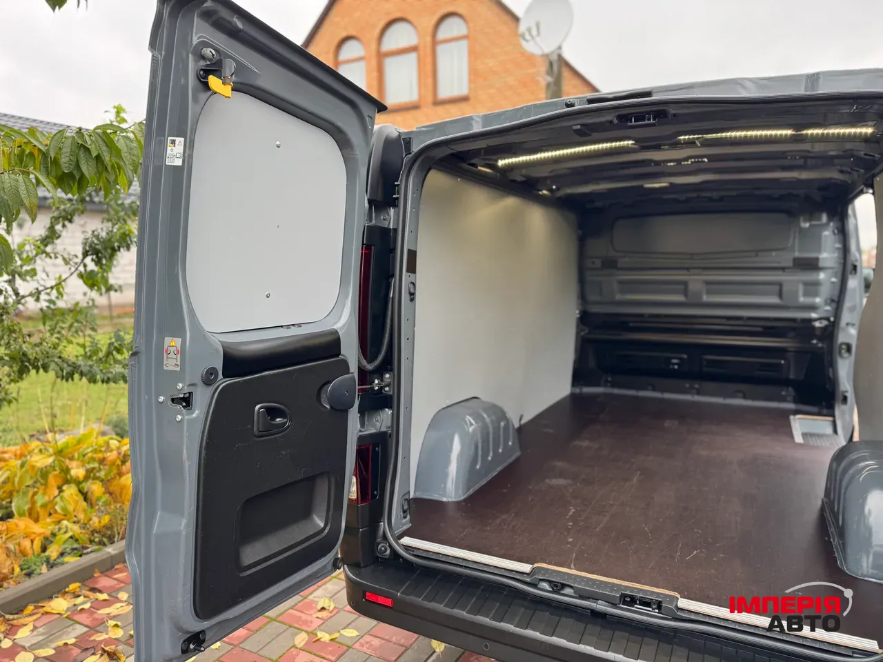 Renault Trafic - фото 16