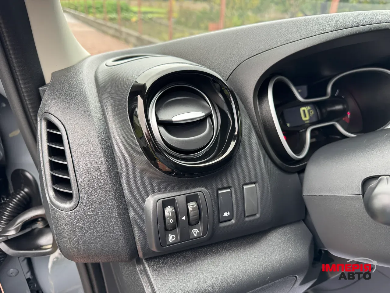 Renault Trafic - фото 34