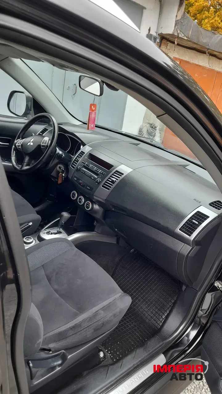 Mitsubishi Outlander - фото 12