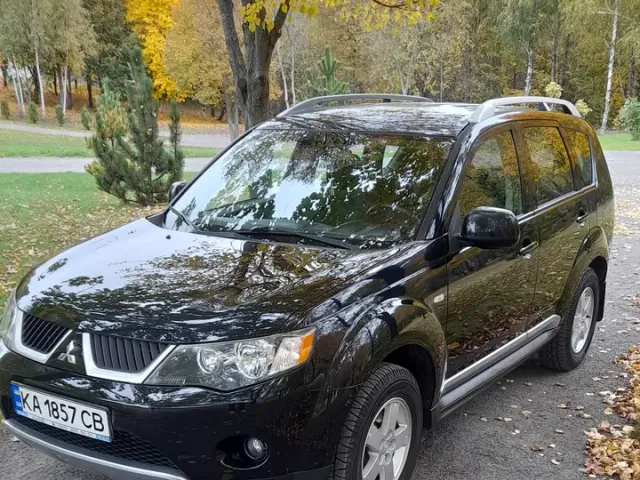 Mitsubishi Outlander - фото 1