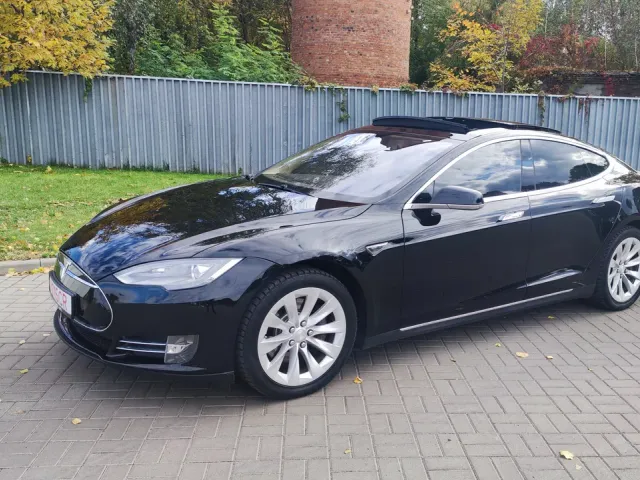 Tesla Model S - фото 1