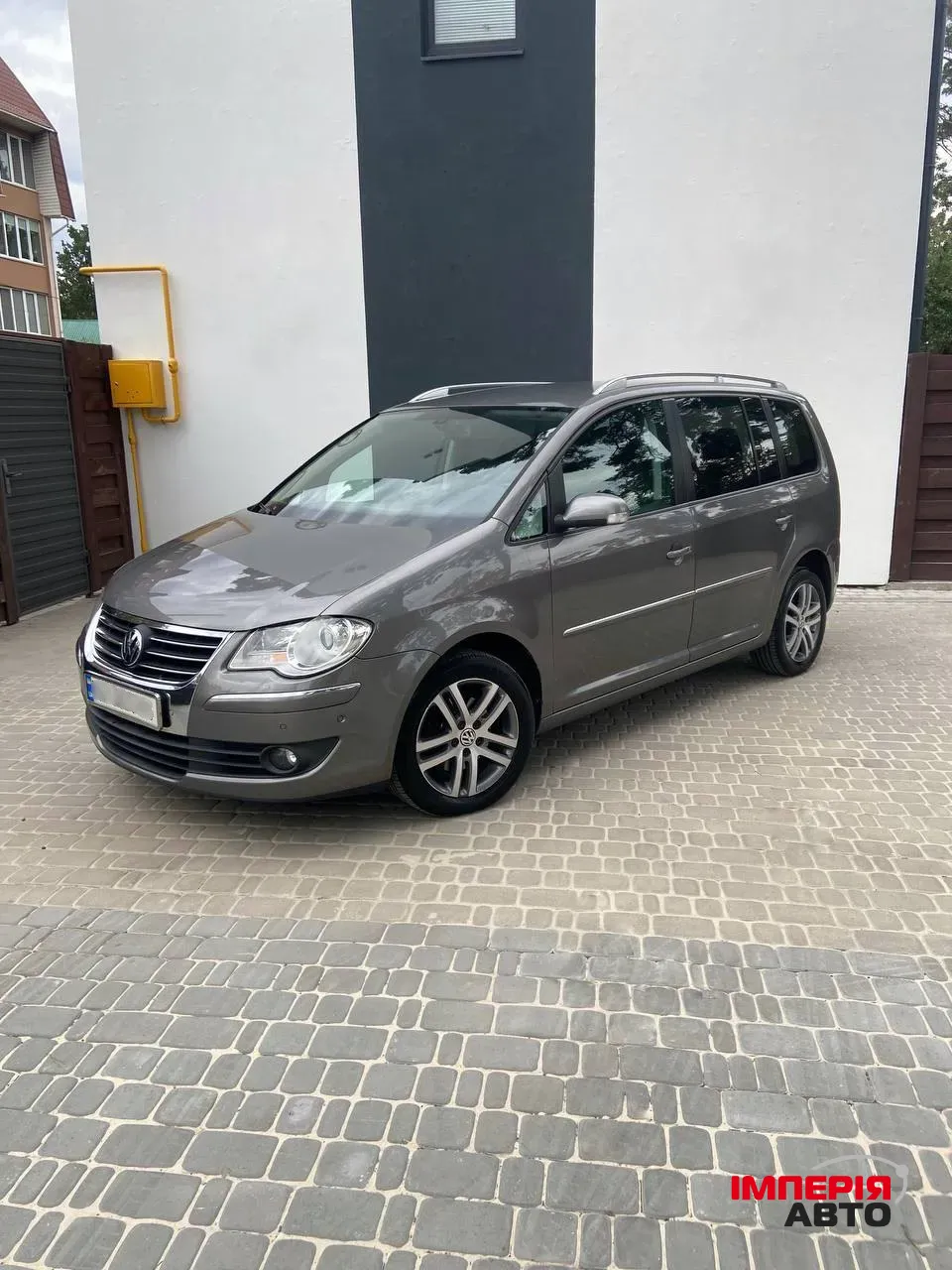 Volkswagen Touran - фото 1