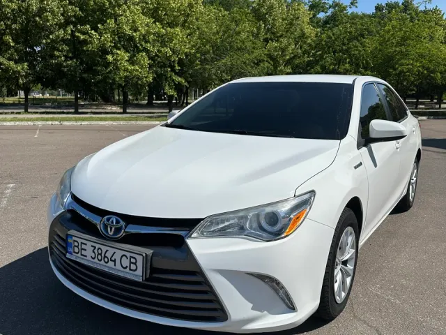 Toyota Camry - фото 1