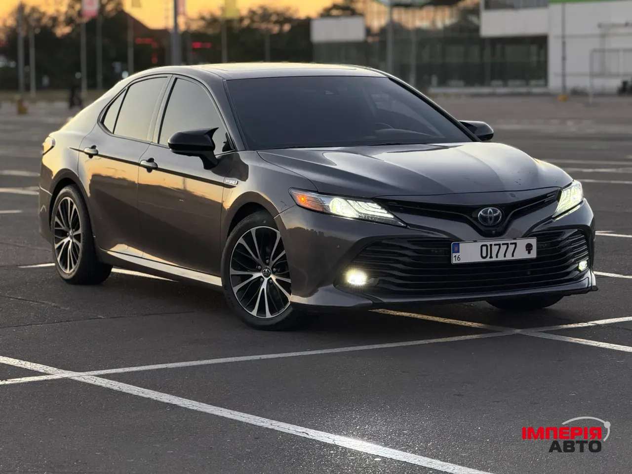 Toyota Camry - фото 1