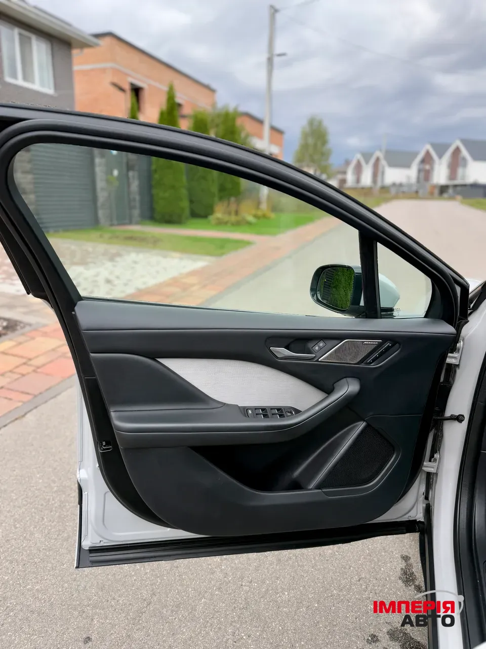 Jaguar I-Pace - фото 39