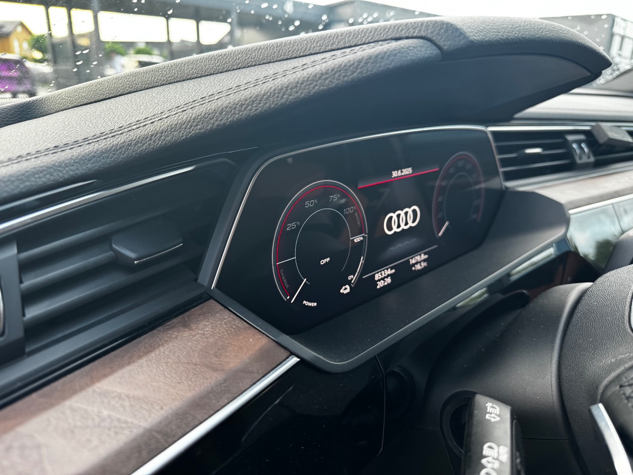 Audi e-tron - фото 1