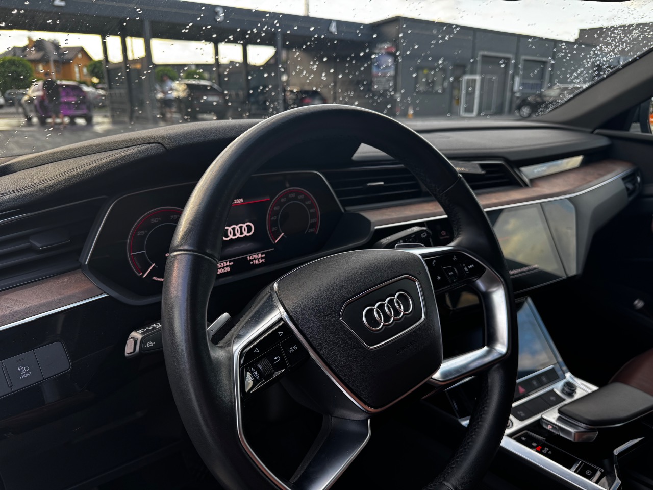 Audi e-tron - фото 9