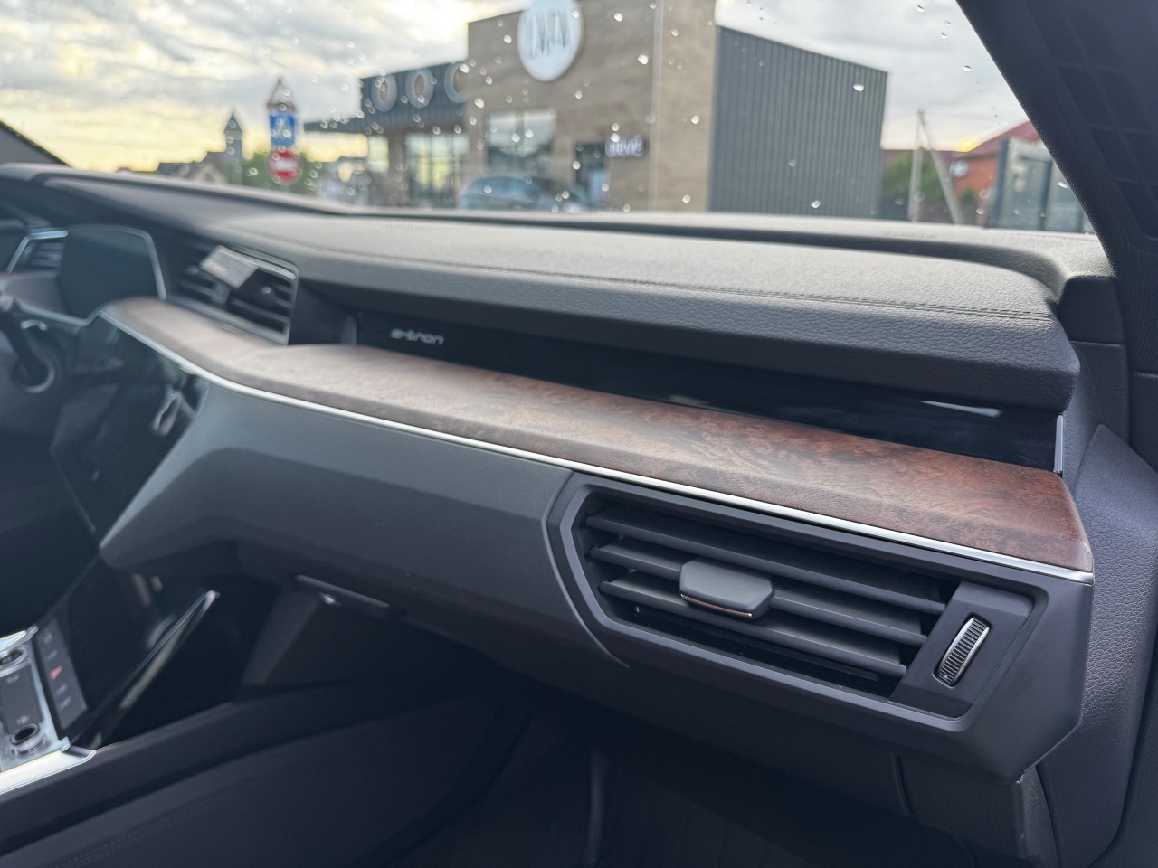 Audi e-tron - фото 4