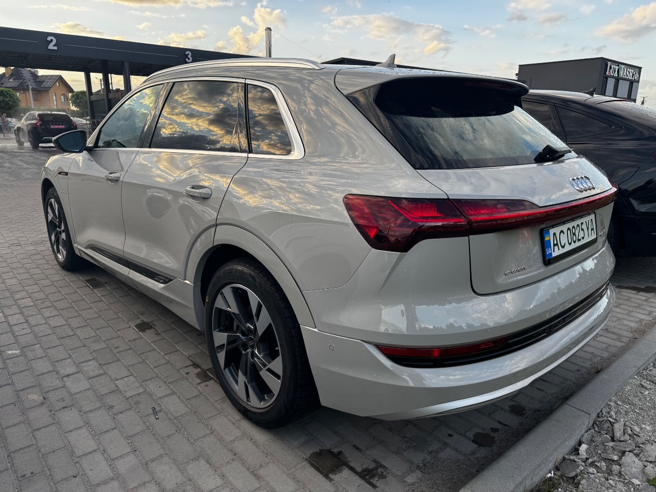 Audi e-tron - фото 7