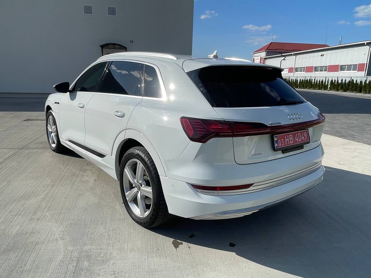 Audi e-tron - фото 16