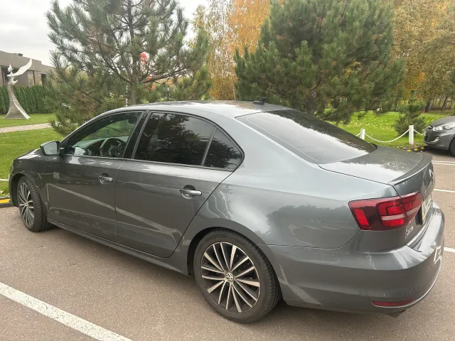 Volkswagen Jetta - фото 1