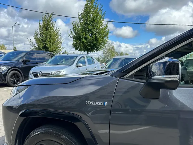 Toyota RAV4 - фото 1
