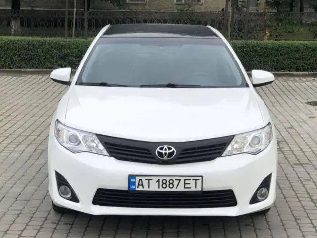 Toyota Camry - фото 1