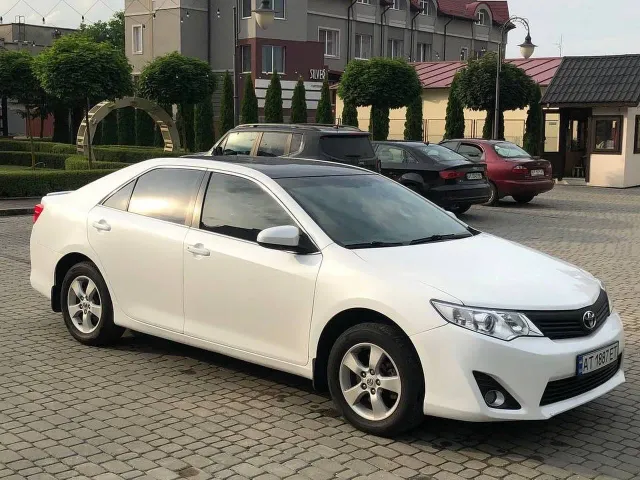 Toyota Camry - фото 2