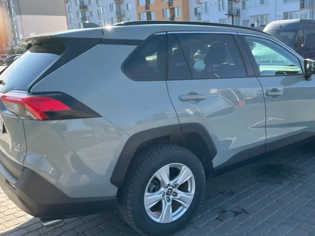 Toyota RAV4 - фото 1