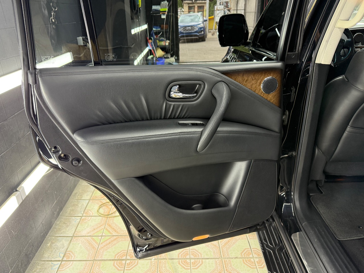 Infiniti QX56 - фото 2