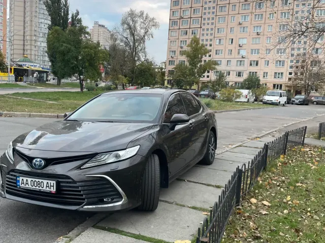 Toyota Camry - фото 1