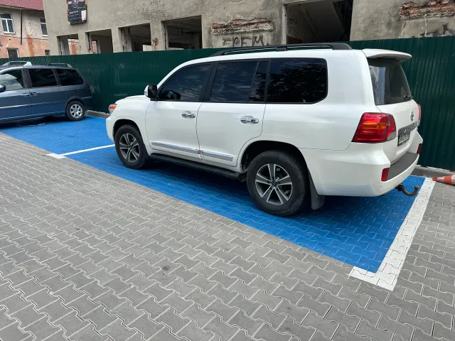 Toyota Land Cruiser - фото 1