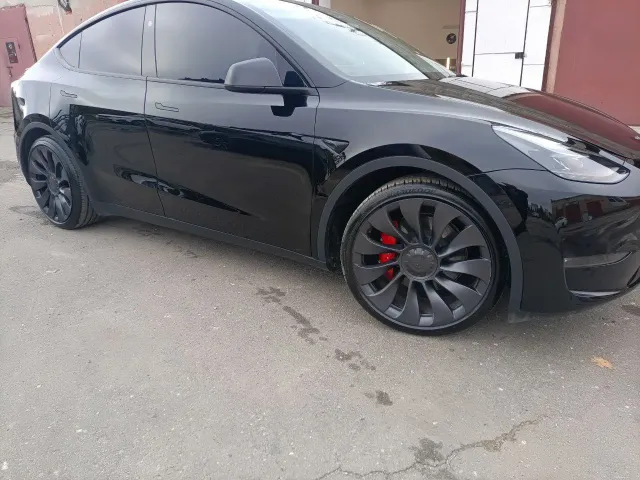 Tesla Model Y - фото 1