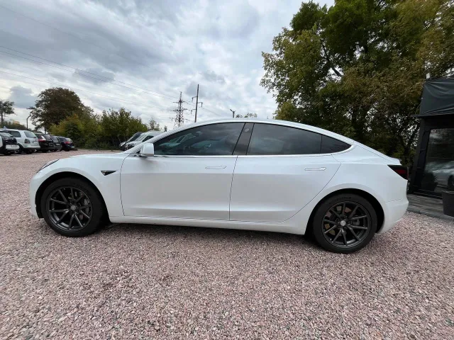 Tesla Model 3 - фото 1