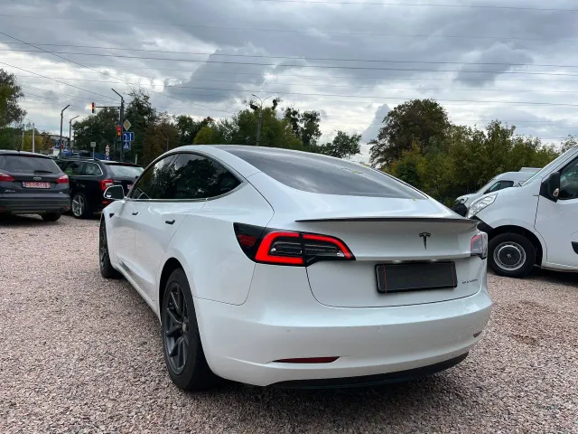 Tesla Model 3 - фото 4