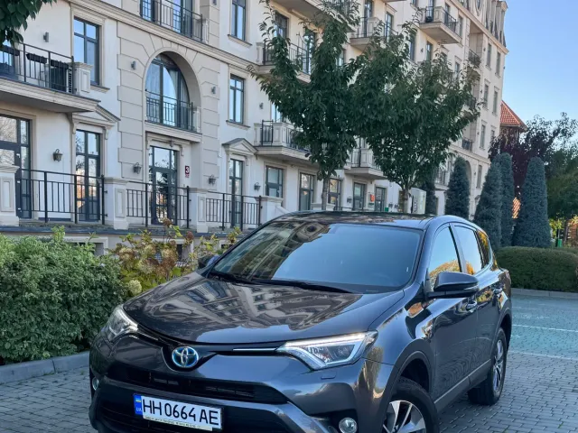 Toyota RAV4 - фото 1