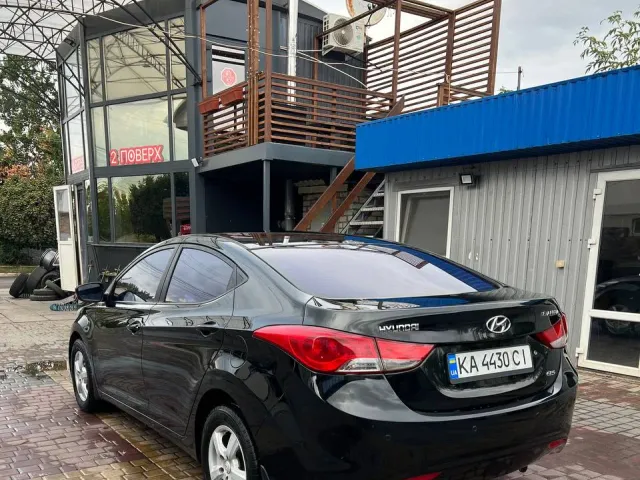 Hyundai Elantra - фото 4