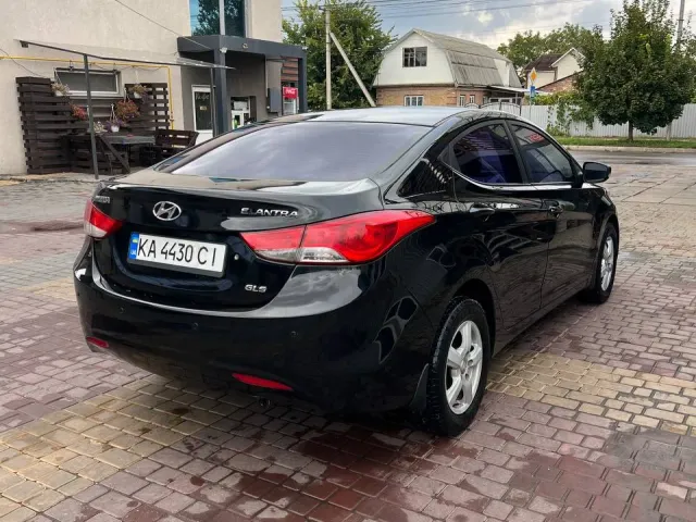 Hyundai Elantra - фото 3