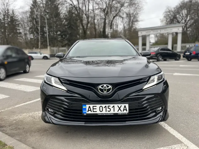 Toyota Camry - фото 1